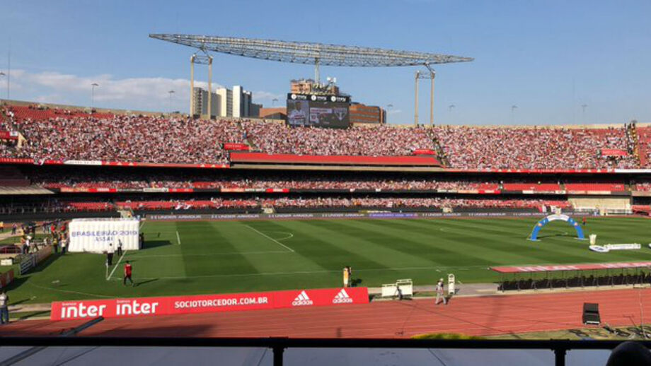 Morumbi encheu para ver estreia de Dani Alves no São Paulo