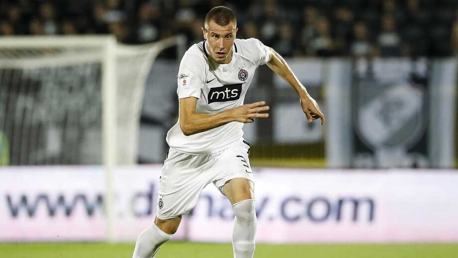 Lazio desvia Pavlovic do Benfica