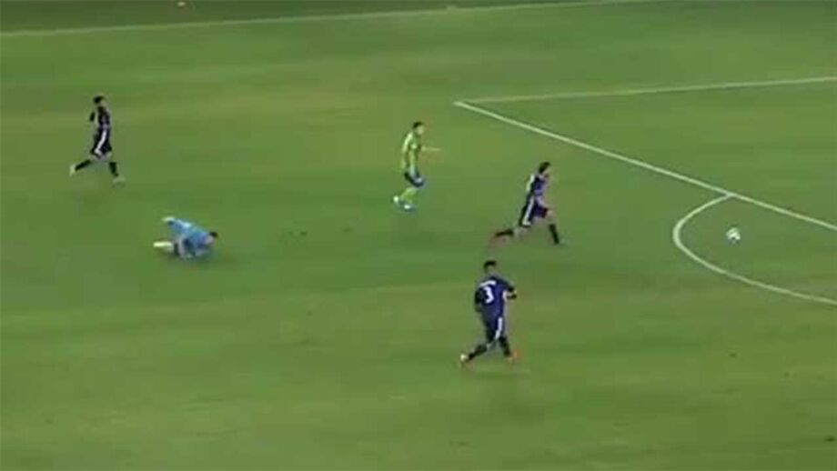 O insólito autogolo que estragou a noite de Ibrahimovic
