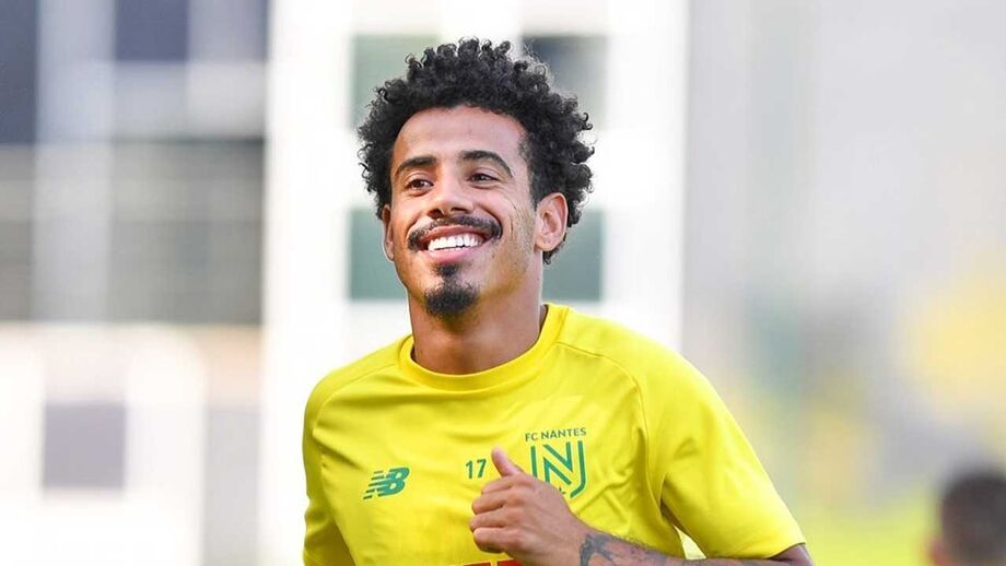 Lucas Evangelista em cima da mesa