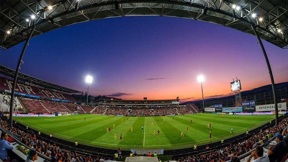 Slavia Praga vence em Cluj e está a um passo da fase de grupos