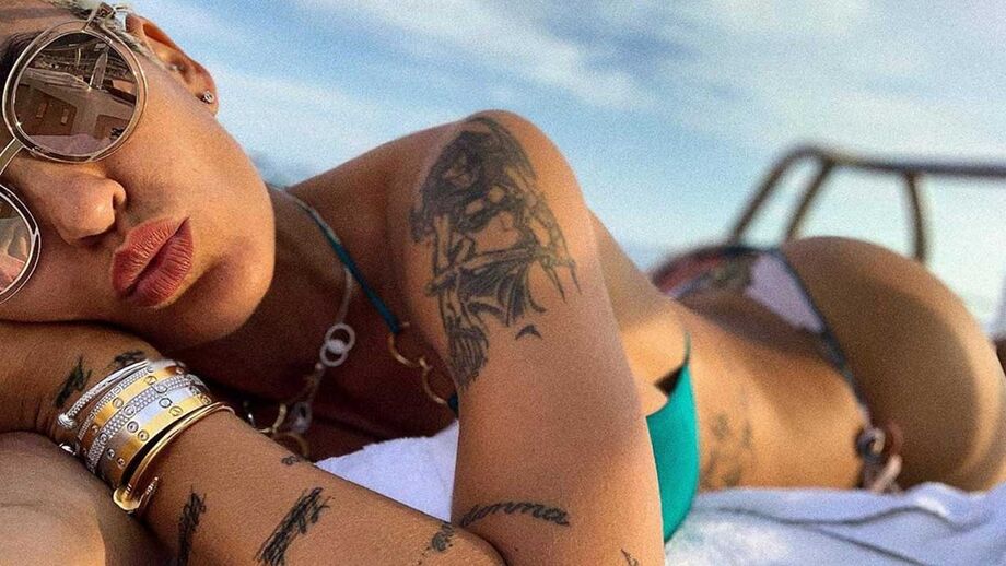 Carina Lima estendida à espera dos beijos do sol