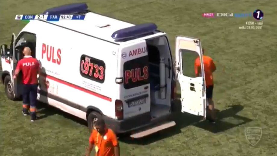 Insólito na Roménia: ambulância entra em campo para ir buscar jogador mas motorista... desaparece