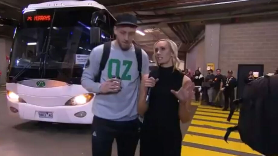 Jogador australiano da NBA sai do autocarro e é entrevistado... pela mulher