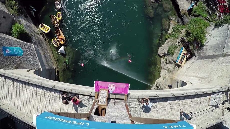 Está de volta a ação no Red Bull Cliff Diving