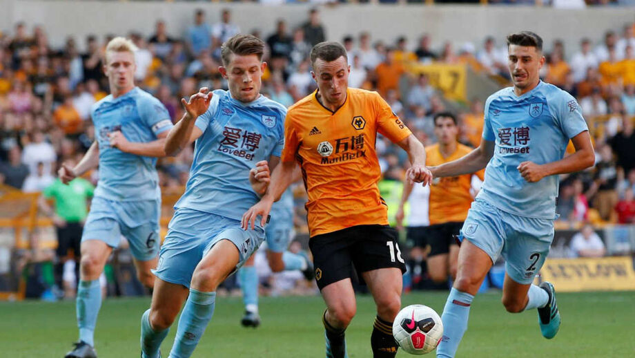 Wolverhampton evita derrota com penálti nos descontos frente ao Burnley