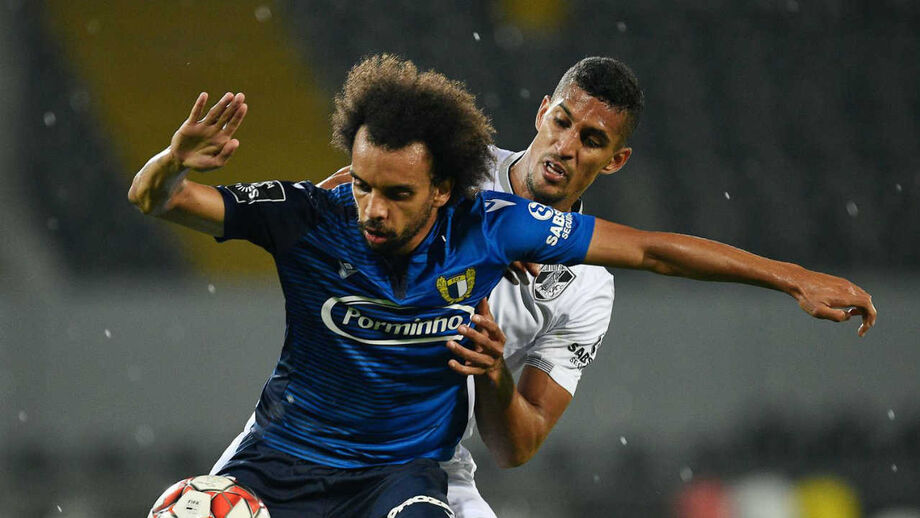 Famalicão empata em Guimarães e iguala Sporting no topo