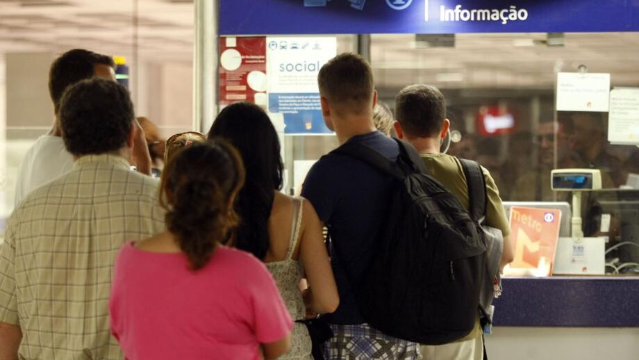 Venda de passes com desconto suspensa por dívida do Governo