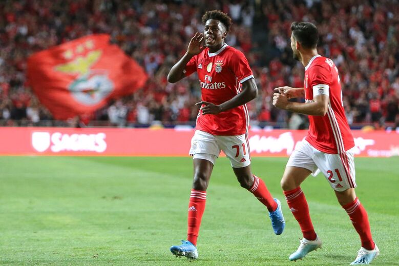 Nuno Tavares, lateral-esquerdo adaptado à direita, 19 anos. Tem sido aposta neste arranque de temporada, tendo disputado os dois encontros oficiais até agora realizados pelo Benfica: para a Supertaça, frente ao Sporting, e a 1.ª jornada da Liga NOS, frente ao Paços Ferreira.