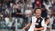 Cristiano Ronaldo - Com o seu primeiro ordenado disse à sua mãe, Dolores Aveiro, que esta já não iria precisar de trabalhar mais.