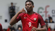 Rafael Leão. Depois e se afirmar na Liga francesa ao serviço do Lille, o jovem craque português passou a ser agenciado por Jorge Mendes - amigo de Peter Lim - para dar o salto. Porém, Marcelino preferiu reforçar o ataque com Maxi Gómez.