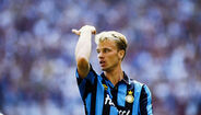 25. Dennis Bergkamp (1993/94, Ajax-Inter Milão, 9,7 M€), 151,1 M€