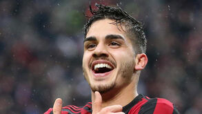 Treinador do Eintracht Frankfurt confirma contratação de André Silva