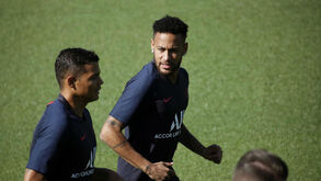 Neymar não escondeu nervosismo e quem as pagou foi um colega no treino do PSG