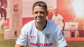 Chicharito assina por três épocas com o Sevilha