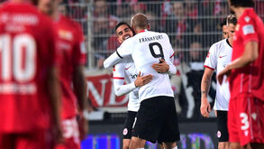 André Silva e Bas Dost dão vitória ao Eintracht Frankfurt