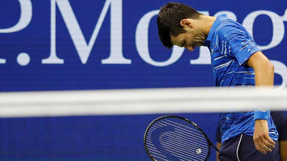 Djokovic desiste, Federer e Serena avançam