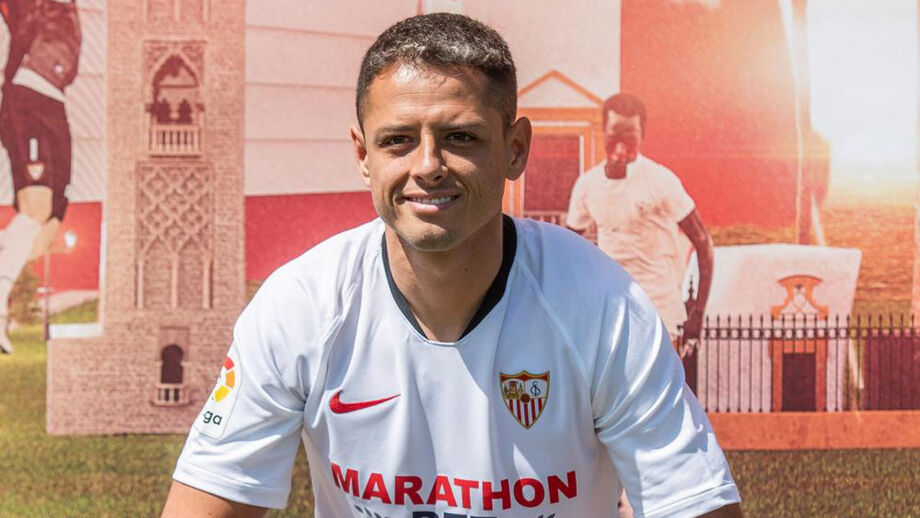 Chicharito assina por três épocas com o Sevilha