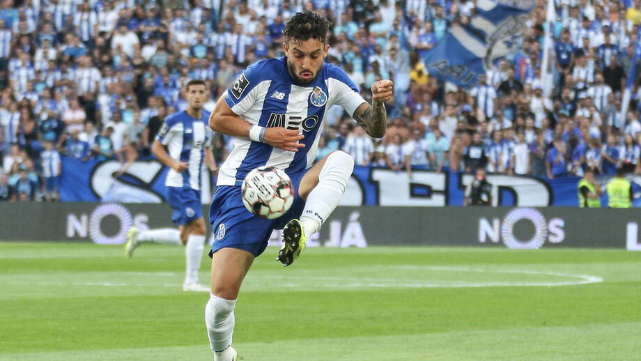 Alex Telles e Marcano em trabalho específico num treino com muitas baixas