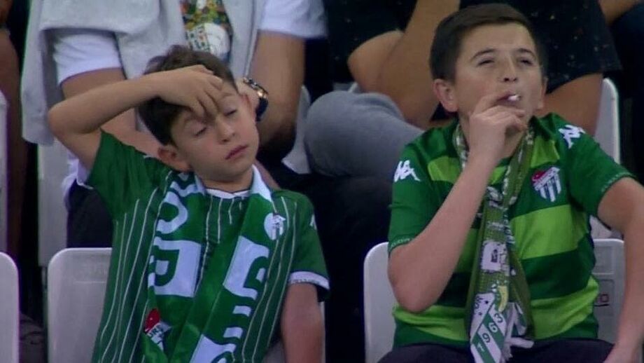 Vídeo de rapaz menor apanhado a fumar durante jogo de futebol torna-se viral