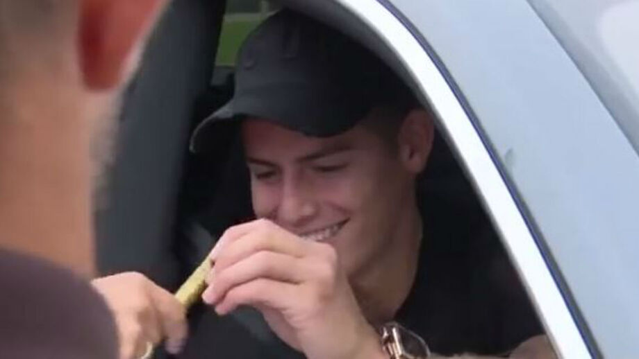 James Rodríguez deu autógrafos, tirou fotos e riu com a nota no FIFA 20