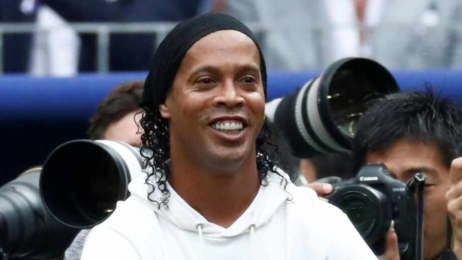 Ronaldinho paga por passaporte