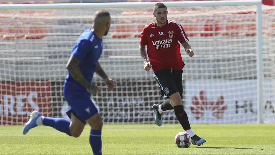 Morato avança numa equipa do Benfica cheia de reforços