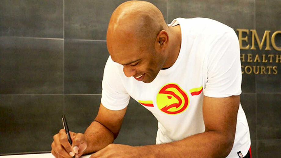 Vince Carter renova com os Atlanta Hawks aos 42 anos