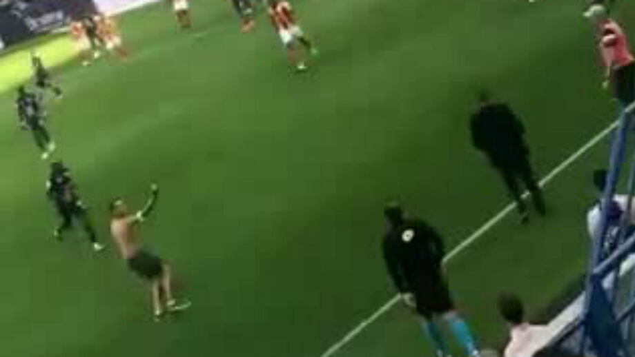 Adepto invade relvado para provocar Rui Almeida