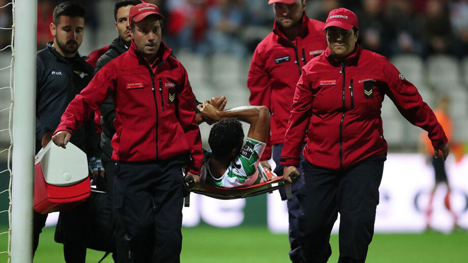 Luxação trava Djavan por um mês