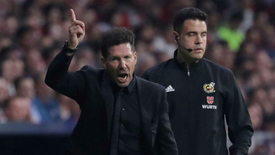 Simeone para o árbitro assistente insultado por Sergio Ramos: «Estás todo borrado!»