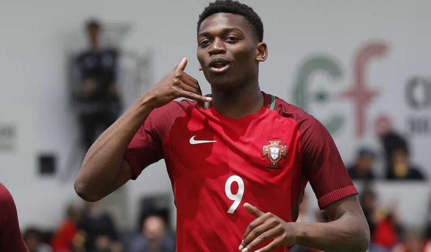 Rafael Leão. Depois e se afirmar na Liga francesa ao serviço do Lille, o jovem craque português passou a ser agenciado por Jorge Mendes - amigo de Peter Lim - para dar o salto. Porém, Marcelino preferiu reforçar o ataque com Maxi Gómez.
