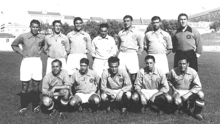 Campeão. Em cima: Amaro, Serafim, Feliciano, Augusto Silva (treinador), Vasco, Gomes e Capela. Em baixo: Armando, Artur Quaresma, Andrade, José Pedro e Rafael.