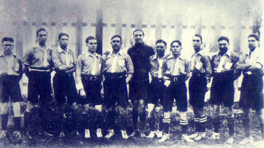 Primeira equipa do Clube de Futebol ‘Os Belenenses’. Da esquerda para a direita: Joaquim Rio, Carlos Sobral, Francisco Pereira, Aníbal dos Santos, Manoel Veloso, Mário Duarte, Arnaldo Cruz, Alberto Rio, Edmundo Campos, Romualdo Bogalho e Artur José Pereira.