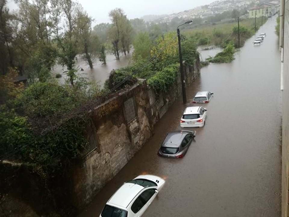 Chuva Forte Inunda Ruas E Deixa Carros Parcialmente Submersos Em Braga