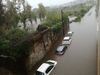 Chuva forte deixa carros parcialmente submersos em rua de Braga