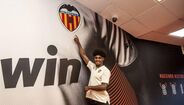 ... mas, entretanto, foi transferido para o Valencia por 12 milhões de euros