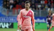 6. Carlez Perez, de 21 anos, foi a principal atração do Barcelona no encontro de pré-temporada, no Japão, frente ao Vissel Kobe, ao apontar os dois golos do conjunto blaugrana no triunfo por 2-0. O extremo, que já foi muitas vezes comparado a Arjen Robben, chegou ao Barcelona em 2012, proveniente do Espanhol. Esta época, tem um golo e duas assistências em seis jogos pela equipa B culé, sendo que na última temporada foi o melhor marcador com nove golos em 26 jogos realizados. Tal como as outras jovens promessas do clube, Carles Perez tem uma cláusula de rescisão de 90 milhões de euros.