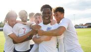 Yunus Musah (Valencia) - Yunus Musah, jovem internacional sub-18 inglês, viu-se 'forçado' a sair do Arsenal após o emblema londrino não ter aceitado oferecer uma bolsa escolar, motivo pelo qual levou o médio a mudar-se para o Valencia. Forte no um-para-um e dotado de velocidade, Musah já chegou à equipa B valenciana. Pelo Arsenal, Musah chegou a marcar cinco golos em 17 encontros realizados.