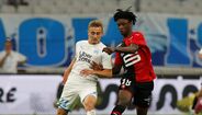 Eduardo Camavinga (Rennes) - Nomeado jogador do mês de agosto da Ligue 1, com apenas 16 anos, é um feito ao alcance de poucos. O angolano Eduardo Camavinga, médio do Rennes, é o protótipo do jogador moderno, capaz de atacar, defender, intercetar, usar a inteligência e criar oportunidades de golo. É, atualmente, uma das maiores promessas do futebol angolano, senão a maior.