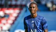 Nianzou Tanguy Kouassi (PSG) - 'Estou muito, muito feliz com este troféu', admitiu Nianzou Kouassi quando, há 12 meses atrás, foi distinguido pelo jornal francês 'Le Parisien', como o melhor jovem jogador francês do ano. Elegante a conduzir a bola, este defesa do Paris Saint-Germain já esteve, por quarto vezes, no banco de suplentes da equipa orientada por Thomas Tuchel.