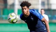 Georginio Rutter (Rennes) - A seguir a pisadas de Dembélé, Bakayoko e Ismaila Sarr, o poderoso avançado do Rennes pode, muito bem, ser a próxima estrela do futebol francês. Ainda não se estreou pela equipa principal do emblema francês, mas já é figura da seleção francesa de sub-17. 'Faz-me lembrar Neymar', referiu Julien Stéphan, treinador do Rennes, quando questionado sobre o jovem.