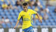 Pedri (Las Palmas) - Abençoado com um toque e com uma visão de jogo semelhante com o estilo de jogo de Andrés Iniesta, o Barcelona contratou este jovem médio ofensivo em setembro, mas concordou em deixá-lo em Gran Canaria até ao final da temporada. Os blaugrana não eram o único clube interessado. O Las Palmas afirmou que havia uma oferta na ordem dos 9 milhões de euros de um clube da Premier League, mas ele acabou por assinar um contrato de dois anos com os catalães. O acordo foi avaliado em 5 milhões de euros, mais 1.5 milhões em complementos.