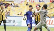 Suphanat Mueanta (Buriram United) - Suphanat Mueanta é, atualmente, o 5.º jogador mais jovem de sempre a estrear-se na Liga dos Campeões da Ásia este ano, tendo ainda marcado um golo frente ao Beijing Guoan. Para além da forte estampa física, Suphanat tem um faro para o golo invejável, facto que o leva a ser o marcador mais jovem de sempre da seleção Tailandesa, ao ter apontado um golo com apenas 15 anos.