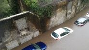 Chuva forte deixa carros parcialmente submersos em rua de Braga