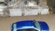 Chuva forte deixa carros parcialmente submersos em rua de Braga