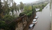 Chuva forte deixa carros parcialmente submersos em rua de Braga