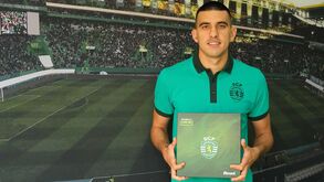 Battaglia já tem o minimuseu do Sporting e deixa promessa de contribuir com mais troféus