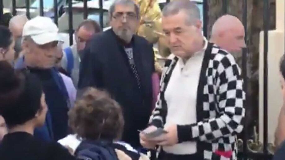 Insólito: dono do Steaua Bucareste distribui dinheiro à porta da sua mansão