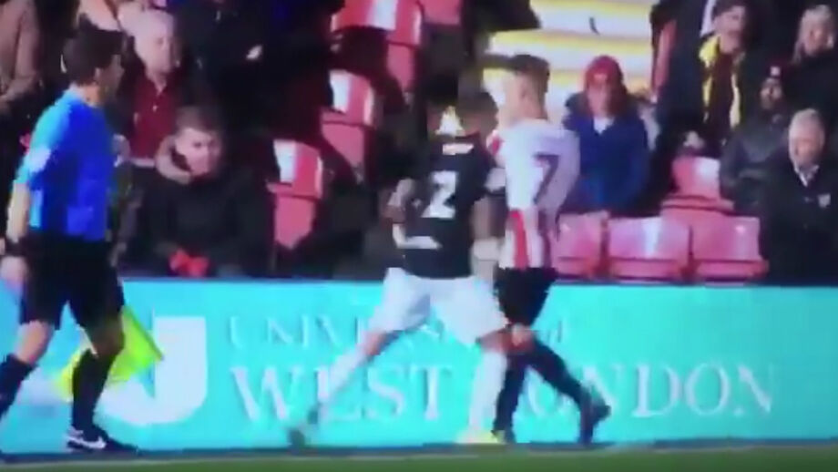 Extremo do Brentford empurrou adversário... mas esqueceu-se que o 'karma' existe